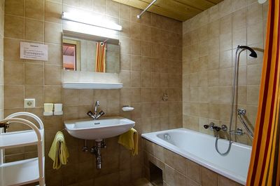 Bad mit Badewanne Doppelzimmer Typ A im Hotel Garni Dreiländer